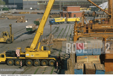 Localizzazione:..VENEZIA / MARGHERA..Oggetto:..Soggetto:..PORTO COMMERCIALE GRU LEGNO..Cronologia: ....Definizione Culturale:..   Autore:....   Stile:..   Editori/Stampatori:..   Committenza:..Materia e Tecnica:....Collocazione:..Note:..PORTO..Riproduzione Fotografica:..Copyright:..Graziano Arici/Rosebud2 .Data:..1994..Costo:..A