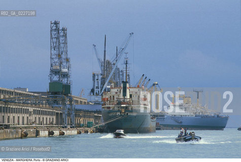 Localizzazione:..VENEZIA / DORSODURO..Oggetto:..Soggetto:..PORTO COMMERCIALE NAVI GRU..Cronologia: ....Definizione Culturale:..   Autore:....   Stile:..   Editori/Stampatori:..   Committenza:..Materia e Tecnica:....Collocazione:..Note:..PORTO..Riproduzione Fotografica:..Copyright:..Graziano Arici/Rosebud2 .Data:..1994..Costo:..A