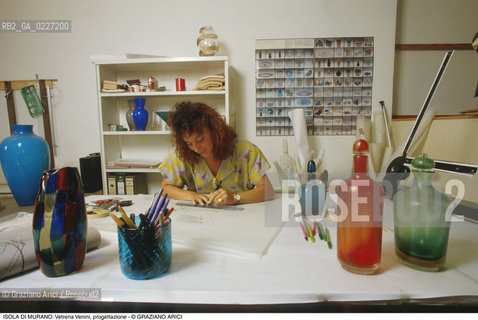 Localizzazione:..VENEZIA / ISOLA DI MURANO..Oggetto:..Soggetto:..VETRERIA VENINI / STUDIO DI PROGETTAZIONE DESIGN VETRO ARTIGIANATO..Cronologia: ....Definizione Culturale:..   Autore:....   Stile:..   Editori/Stampatori:..   Committenza:..Materia e Tecnica:....Collocazione:..Note:..MURANO..Riproduzione Fotografica:..Copyright:..Graziano Arici/Rosebud2 .Data:..1992..Costo:..A