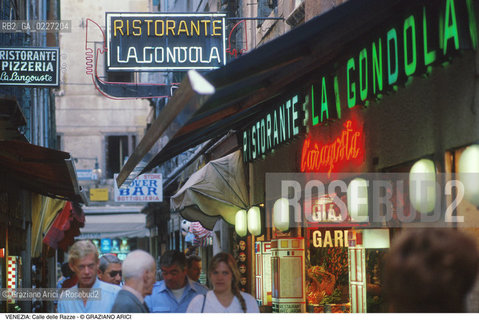 Localizzazione:..VENEZIA / CASTELLO..Oggetto:..Soggetto:..RISTORANTI IN CALLE DELLE RAZZE / SEGNALETICA NEON DEGRADO URBANO / TURISMO..Cronologia: ....Definizione Culturale:..   Autore:....   Stile:..   Editori/Stampatori:..   Committenza:..Materia e Tecnica:....Collocazione:..Note:..ATTIVITA. COMMERCIALI / MERCATI..Riproduzione Fotografica:..Copyright:..Graziano Arici/Rosebud2 .Data:..1982..Costo:..A