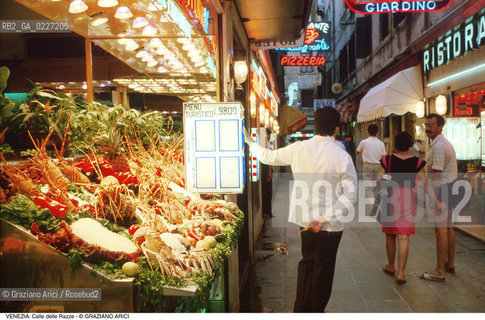Localizzazione:..VENEZIA / CASTELLO..Oggetto:..Soggetto:..RISTORANTI IN CALLE DELLE RAZZE / SEGNALETICA NEON DEGRADO URBANO PESCE / TURISMO..Cronologia: ....Definizione Culturale:..   Autore:....   Stile:..   Editori/Stampatori:..   Committenza:..Materia e Tecnica:....Collocazione:..Note:..ATTIVITA. COMMERCIALI / MERCATI..Riproduzione Fotografica:..Copyright:..Graziano Arici/Rosebud2 .Data:..1982..Costo:..A