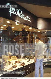 Localizzazione:..VENEZIA / S. MARCO..Oggetto:..Soggetto:..NEGOZIO FRATELLI ROSSETTI / SCARPE..Cronologia: ....Definizione Culturale:..   Autore:....   Stile:..   Editori/Stampatori:..   Committenza:..Materia e Tecnica:....Collocazione:..Note:..ATTIVITA. COMMERCIALI / MERCATI..Riproduzione Fotografica:..Copyright:..Graziano Arici/Rosebud2 .Data:..1995..Costo:..A