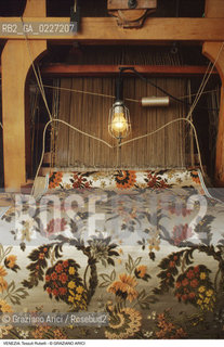 Localizzazione:..VENEZIA / S. MARCO..Oggetto:..Soggetto:..RUBELLI TESSUTI STOFFE  / TELAIO..Cronologia: ....Definizione Culturale:..   Autore:....   Stile:..   Editori/Stampatori:..   Committenza:..Materia e Tecnica:....Collocazione:..Note:..ATTIVITA. COMMERCIALI / MERCATI..Riproduzione Fotografica:..Copyright:..Graziano Arici/Rosebud2 .Data:..1995..Costo:..A