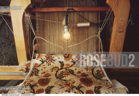 Localizzazione:..VENEZIA / S. MARCO..Oggetto:..Soggetto:..RUBELLI TESSUTI STOFFE  / TELAIO..Cronologia: ....Definizione Culturale:..   Autore:....   Stile:..   Editori/Stampatori:..   Committenza:..Materia e Tecnica:....Collocazione:..Note:..ATTIVITA. COMMERCIALI / MERCATI..Riproduzione Fotografica:..Copyright:..Graziano Arici/Rosebud2 .Data:..1995..Costo:..A