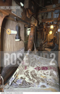 Localizzazione:..VENEZIA / S. MARCO..Oggetto:..Soggetto:..RUBELLI TESSUTI STOFFE  / TELAIO LABORATORIO..Cronologia: ....Definizione Culturale:..   Autore:....   Stile:..   Editori/Stampatori:..   Committenza:..Materia e Tecnica:....Collocazione:..Note:..ATTIVITA. COMMERCIALI / MERCATI..Riproduzione Fotografica:..Copyright:..Graziano Arici/Rosebud2 .Data:..1995..Costo:..A