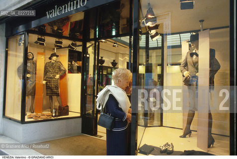 Localizzazione:..VENEZIA / S. MARCO..Oggetto:..Soggetto:..NEGOZIO VALENTINO / STILISTI ALTA MODA..Cronologia: ....Definizione Culturale:..   Autore:....   Stile:..   Editori/Stampatori:..   Committenza:..Materia e Tecnica:....Collocazione:..Note:..ATTIVITA. COMMERCIALI / MERCATI..Riproduzione Fotografica:..Copyright:..Graziano Arici/Rosebud2 .Data:..1995..Costo:..A