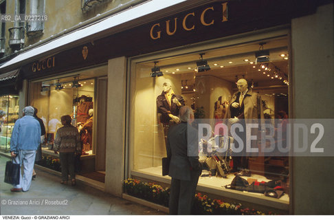 Localizzazione:..VENEZIA / S. MARCO..Oggetto:..Soggetto:..NEGOZIO GUCCI / STILISTI ALTA MODA..Cronologia: ....Definizione Culturale:..   Autore:....   Stile:..   Editori/Stampatori:..   Committenza:..Materia e Tecnica:....Collocazione:..Note:..ATTIVITA. COMMERCIALI / MERCATI..Riproduzione Fotografica:..Copyright:..Graziano Arici/Rosebud2 .Data:..1995..Costo:..A