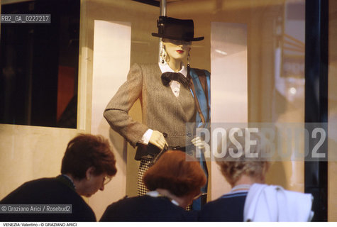 Localizzazione:..VENEZIA / S. MARCO..Oggetto:..Soggetto:..NEGOZIO VALENTINO / STILISTI ALTA MODA..Cronologia: ....Definizione Culturale:..   Autore:....   Stile:..   Editori/Stampatori:..   Committenza:..Materia e Tecnica:....Collocazione:..Note:..ATTIVITA. COMMERCIALI / MERCATI..Riproduzione Fotografica:..Copyright:..Graziano Arici/Rosebud2 .Data:..1995..Costo:..A