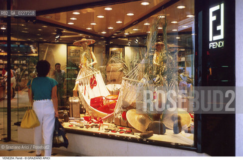 Localizzazione:..VENEZIA / S. MARCO..Oggetto:..Soggetto:..NEGOZIO FENDI / STILISTI ALTA MODA..Cronologia: ....Definizione Culturale:..   Autore:....   Stile:..   Editori/Stampatori:..   Committenza:..Materia e Tecnica:....Collocazione:..Note:..ATTIVITA. COMMERCIALI / MERCATI..Riproduzione Fotografica:..Copyright:..Graziano Arici/Rosebud2 .Data:..1995..Costo:..A