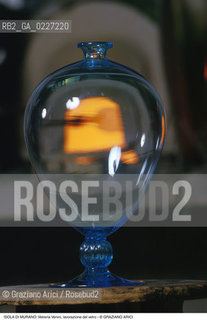 Localizzazione:..VENEZIA / ISOLA DI MURANO..Oggetto:..Soggetto:..VETRERIA VENINI / LAVORAZIONE DEL VETRO ARTIGIANATO VASO..Cronologia: ....Definizione Culturale:..   Autore:....   Stile:..   Editori/Stampatori:..   Committenza:..Materia e Tecnica:....Collocazione:..Note:..MURANO..Riproduzione Fotografica:..Copyright:..Graziano Arici/Rosebud2 .Data:..1992..Costo:..A