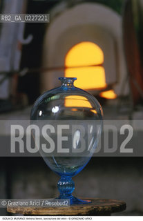 Localizzazione:..VENEZIA / ISOLA DI MURANO..Oggetto:..Soggetto:..VETRERIA VENINI / LAVORAZIONE DEL VETRO ARTIGIANATO VASO..Cronologia: ....Definizione Culturale:..   Autore:....   Stile:..   Editori/Stampatori:..   Committenza:..Materia e Tecnica:....Collocazione:..Note:..MURANO..Riproduzione Fotografica:..Copyright:..Graziano Arici/Rosebud2 .Data:..1992..Costo:..A