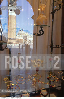 Localizzazione:..VENEZIA / S. MARCO..Oggetto:..Soggetto:..NEGOZIO VETRERIA IN BOCCA DI PIAZZA..Cronologia: ....Definizione Culturale:..   Autore:....   Stile:..   Editori/Stampatori:..   Committenza:..Materia e Tecnica:....Collocazione:..Note:..ATTIVITA. COMMERCIALI / MERCATI..Riproduzione Fotografica:..Copyright:..Graziano Arici/Rosebud2 .Data:..1995..Costo:..A