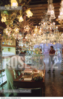 Localizzazione:..VENEZIA / S. MARCO..Oggetto:..Soggetto:..NEGOZIO VETRERIA VETRO / TURISMO..Cronologia: ....Definizione Culturale:..   Autore:....   Stile:..   Editori/Stampatori:..   Committenza:..Materia e Tecnica:....Collocazione:..Note:..ATTIVITA. COMMERCIALI / MERCATI..Riproduzione Fotografica:..Copyright:..Graziano Arici/Rosebud2 .Data:..1995..Costo:..A