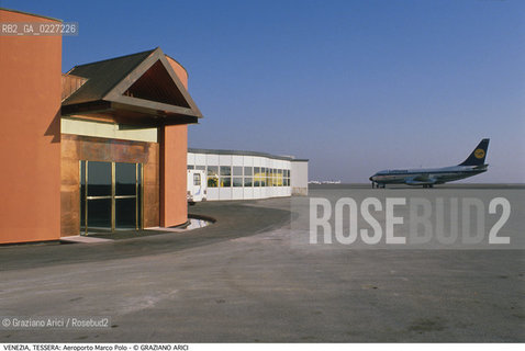 Localizzazione:..VENEZIA / TESSERA..Oggetto:..Soggetto:..AEROPORTO MARCO POLO / AEREO..Cronologia: ....Definizione Culturale:..   Autore:....   Stile:..   Editori/Stampatori:..   Committenza:..Materia e Tecnica:....Collocazione:..Note:..PORTO MARGHERA..Riproduzione Fotografica:..Copyright:..Graziano Arici/Rosebud2 .Data:..1992..Costo:..A