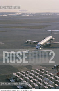 Localizzazione:..VENEZIA / TESSERA..Oggetto:..Soggetto:..AEROPORTO MARCO POLO / AEREO..Cronologia: ....Definizione Culturale:..   Autore:....   Stile:..   Editori/Stampatori:..   Committenza:..Materia e Tecnica:....Collocazione:..Note:..PORTO MARGHERA..Riproduzione Fotografica:..Copyright:..Graziano Arici/Rosebud2 .Data:..1992..Costo:..A