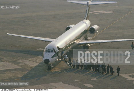 Localizzazione:..VENEZIA / TESSERA..Oggetto:..Soggetto:..AEROPORTO MARCO POLO / AEREO PASSEGGERI..Cronologia: ....Definizione Culturale:..   Autore:....   Stile:..   Editori/Stampatori:..   Committenza:..Materia e Tecnica:....Collocazione:..Note:..PORTO MARGHERA..Riproduzione Fotografica:..Copyright:..Graziano Arici/Rosebud2 .Data:..1992..Costo:..A