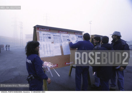 Localizzazione:..VENEZIA / PORTO MARGHERA..Oggetto:..Soggetto:..ZONA INDUSTRIALE / OPERAI ALUTEKNA..Cronologia: ....Definizione Culturale:..   Autore:....   Stile:..   Editori/Stampatori:..   Committenza:..Materia e Tecnica:....Collocazione:..Note:..PORTO MARGHERA..Riproduzione Fotografica:..Copyright:..Graziano Arici/Rosebud2 .Data:..1994..Costo:..A