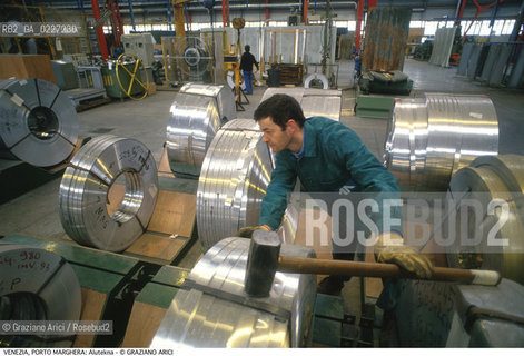 Localizzazione:..VENEZIA / PORTO MARGHERA..Oggetto:..Soggetto:..ZONA INDUSTRIALE / FABBRICA OPERAI ALUTEKNA..Cronologia: ....Definizione Culturale:..   Autore:....   Stile:..   Editori/Stampatori:..   Committenza:..Materia e Tecnica:....Collocazione:..Note:..PORTO MARGHERA..Riproduzione Fotografica:..Copyright:..Graziano Arici/Rosebud2 .Data:..1994..Costo:..A