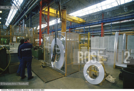 Localizzazione:..VENEZIA / PORTO MARGHERA..Oggetto:..Soggetto:..ZONA INDUSTRIALE / FABBRICA ALUTEKNA OPERAI..Cronologia: ....Definizione Culturale:..   Autore:....   Stile:..   Editori/Stampatori:..   Committenza:..Materia e Tecnica:....Collocazione:..Note:..PORTO MARGHERA..Riproduzione Fotografica:..Copyright:..Graziano Arici/Rosebud2 .Data:..1994..Costo:..A