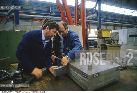 Localizzazione:..VENEZIA / PORTO MARGHERA..Oggetto:..Soggetto:..ZONA INDUSTRIALE / FABBRICA ALUTEKNA OPERAI..Cronologia: ....Definizione Culturale:..   Autore:....   Stile:..   Editori/Stampatori:..   Committenza:..Materia e Tecnica:....Collocazione:..Note:..PORTO MARGHERA..Riproduzione Fotografica:..Copyright:..Graziano Arici/Rosebud2 .Data:..1994..Costo:..A