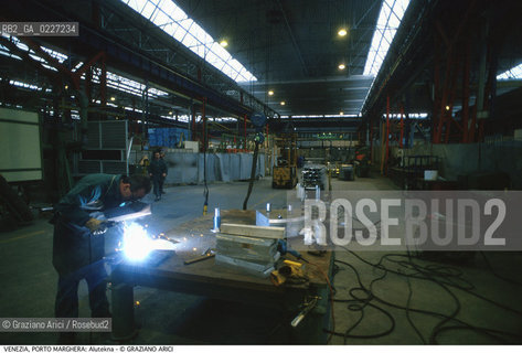 Localizzazione:..VENEZIA / PORTO MARGHERA..Oggetto:..Soggetto:..ZONA INDUSTRIALE / FABBRICA ALUTEKNA OPERAI..Cronologia: ....Definizione Culturale:..   Autore:....   Stile:..   Editori/Stampatori:..   Committenza:..Materia e Tecnica:....Collocazione:..Note:..PORTO MARGHERA..Riproduzione Fotografica:..Copyright:..Graziano Arici/Rosebud2 .Data:..1994..Costo:..A