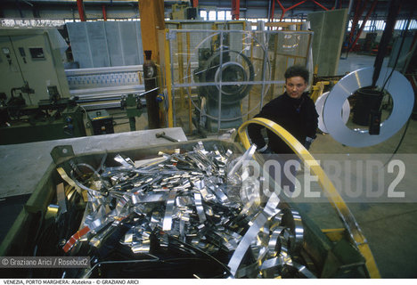 Localizzazione:..VENEZIA / PORTO MARGHERA..Oggetto:..Soggetto:..ZONA INDUSTRIALE / FABBRICA ALUTEKNA OPERAI..Cronologia: ....Definizione Culturale:..   Autore:....   Stile:..   Editori/Stampatori:..   Committenza:..Materia e Tecnica:....Collocazione:..Note:..PORTO MARGHERA..Riproduzione Fotografica:..Copyright:..Graziano Arici/Rosebud2 .Data:..1994..Costo:..A