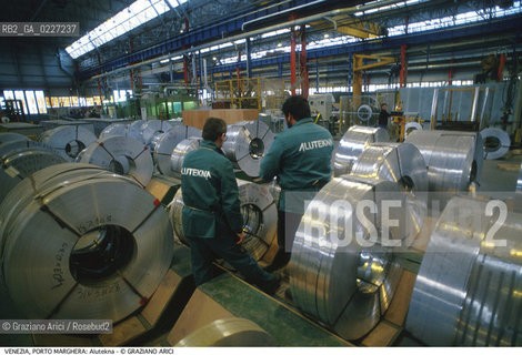 Localizzazione:..VENEZIA / PORTO MARGHERA..Oggetto:..Soggetto:..ZONA INDUSTRIALE / FABBRICA ALUTEKNA OPERAI..Cronologia: ....Definizione Culturale:..   Autore:....   Stile:..   Editori/Stampatori:..   Committenza:..Materia e Tecnica:....Collocazione:..Note:..PORTO MARGHERA..Riproduzione Fotografica:..Copyright:..Graziano Arici/Rosebud2 .Data:..1994..Costo:..A