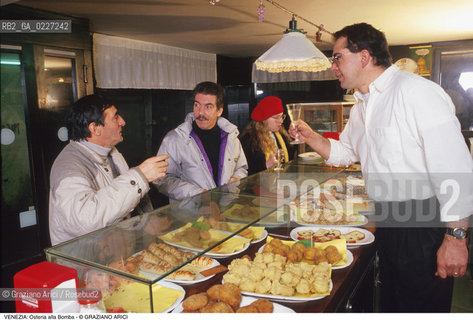 Localizzazione:..VENEZIA / CANNAREGIO..Oggetto:..Soggetto:..OSTERIA ALLA BOMBA / CICCHETTI..Cronologia: ....Definizione Culturale:..   Autore:....   Stile:..   Editori/Stampatori:..   Committenza:..Materia e Tecnica:....Collocazione:..Note:..BAR CAFFE OSTERIE..Riproduzione Fotografica:..Copyright:..Graziano Arici/Rosebud2 .Data:..1990..Costo:..A