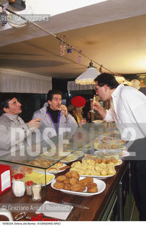 Localizzazione:..VENEZIA / CANNAREGIO..Oggetto:..Soggetto:..OSTERIA ALLA BOMBA / CICCHETTI..Cronologia: ....Definizione Culturale:..   Autore:....   Stile:..   Editori/Stampatori:..   Committenza:..Materia e Tecnica:....Collocazione:..Note:..BAR CAFFE OSTERIE..Riproduzione Fotografica:..Copyright:..Graziano Arici/Rosebud2 .Data:..1990..Costo:..A