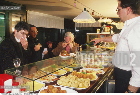 Localizzazione:..VENEZIA / CANNAREGIO..Oggetto:..Soggetto:..OSTERIA ALLA BOMBA / CICCHETTI..Cronologia: ....Definizione Culturale:..   Autore:....   Stile:..   Editori/Stampatori:..   Committenza:..Materia e Tecnica:....Collocazione:..Note:..BAR CAFFE OSTERIE..Riproduzione Fotografica:..Copyright:..Graziano Arici/Rosebud2 .Data:..1990..Costo:..A