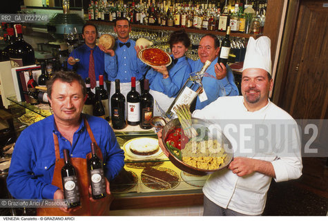 Localizzazione:..VENEZIA / CASTELLO..Oggetto:..Soggetto:..RISTORANTE CANALETTO / VINO CHEF..Cronologia: ....Definizione Culturale:..   Autore:....   Stile:..   Editori/Stampatori:..   Committenza:..Materia e Tecnica:....Collocazione:..Note:..BAR CAFFE OSTERIE..Riproduzione Fotografica:..Copyright:..Graziano Arici/Rosebud2 .Data:..1990..Costo:..A