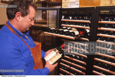 Localizzazione:..VENEZIA / CASTELLO..Oggetto:..Soggetto:..RISTORANTE CANALETTO / ENOTECA CANTINA VINO..Cronologia: ....Definizione Culturale:..   Autore:....   Stile:..   Editori/Stampatori:..   Committenza:..Materia e Tecnica:....Collocazione:..Note:..BAR CAFFE OSTERIE..Riproduzione Fotografica:..Copyright:..Graziano Arici/Rosebud2 .Data:..1990..Costo:..A