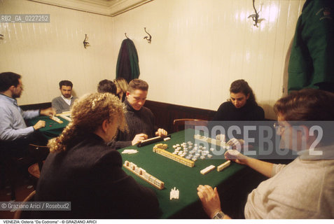 Localizzazione:..VENEZIA / DORSODURO..Oggetto:..Soggetto:..OSTERIA DA CODROMA / GIOCO DOMINO..Cronologia: ....Definizione Culturale:..   Autore:....   Stile:..   Editori/Stampatori:..   Committenza:..Materia e Tecnica:....Collocazione:..Note:..BAR CAFFE OSTERIE..Riproduzione Fotografica:..Copyright:..Graziano Arici/Rosebud2 .Data:..1996..Costo:..A