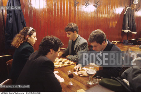 Localizzazione:..VENEZIA / DORSODURO..Oggetto:..Soggetto:..OSTERIA DA CODROMA / GIOCO DOMINO DAMA..Cronologia: ....Definizione Culturale:..   Autore:....   Stile:..   Editori/Stampatori:..   Committenza:..Materia e Tecnica:....Collocazione:..Note:..BAR CAFFE OSTERIE..Riproduzione Fotografica:..Copyright:..Graziano Arici/Rosebud2 .Data:..1996..Costo:..A