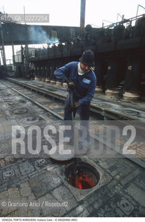 Localizzazione:..VENEZIA / PORTO MARGHERA..Oggetto:..Soggetto:..ZONA INDUSTRIALE / FABBRICA ITALIANA COKE OPERAI..Cronologia: ....Definizione Culturale:..   Autore:....   Stile:..   Editori/Stampatori:..   Committenza:..Materia e Tecnica:....Collocazione:..Note:..PORTO MARGHERA..Riproduzione Fotografica:..Copyright:..Graziano Arici/Rosebud2 .Data:..1990..Costo:..A