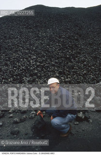 Localizzazione:..VENEZIA / PORTO MARGHERA..Oggetto:..Soggetto:..ZONA INDUSTRIALE / FABBRICA ITALIANA COKE OPERAI CARBONE..Cronologia: ....Definizione Culturale:..   Autore:....   Stile:..   Editori/Stampatori:..   Committenza:..Materia e Tecnica:....Collocazione:..Note:..PORTO MARGHERA..Riproduzione Fotografica:..Copyright:..Graziano Arici/Rosebud2 .Data:..1990..Costo:..A