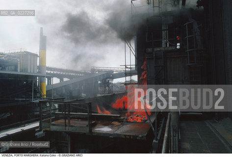 Localizzazione:..VENEZIA / PORTO MARGHERA..Oggetto:..Soggetto:..ZONA INDUSTRIALE / FABBRICA ITALIANA COKE..Cronologia: ....Definizione Culturale:..   Autore:....   Stile:..   Editori/Stampatori:..   Committenza:..Materia e Tecnica:....Collocazione:..Note:..PORTO MARGHERA..Riproduzione Fotografica:..Copyright:..Graziano Arici/Rosebud2 .Data:..1990..Costo:..A