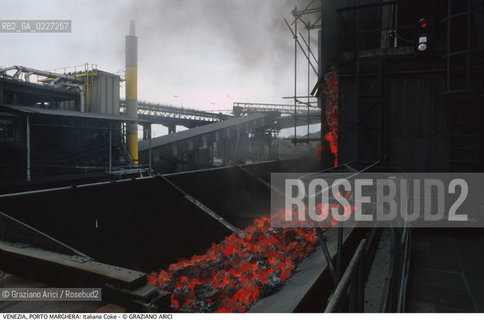 Localizzazione:..VENEZIA / PORTO MARGHERA..Oggetto:..Soggetto:..ZONA INDUSTRIALE / FABBRICA ITALIANA COKE CARBONE..Cronologia: ....Definizione Culturale:..   Autore:....   Stile:..   Editori/Stampatori:..   Committenza:..Materia e Tecnica:....Collocazione:..Note:..PORTO MARGHERA..Riproduzione Fotografica:..Copyright:..Graziano Arici/Rosebud2 .Data:..1990..Costo:..A