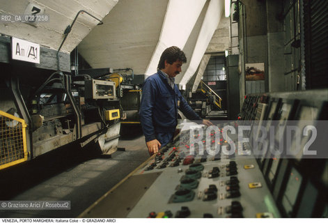 Localizzazione:..VENEZIA / PORTO MARGHERA..Oggetto:..Soggetto:..ZONA INDUSTRIALE / FABBRICA ITALIANA COKE..Cronologia: ....Definizione Culturale:..   Autore:....   Stile:..   Editori/Stampatori:..   Committenza:..Materia e Tecnica:....Collocazione:..Note:..PORTO MARGHERA..Riproduzione Fotografica:..Copyright:..Graziano Arici/Rosebud2 .Data:..1990..Costo:..A