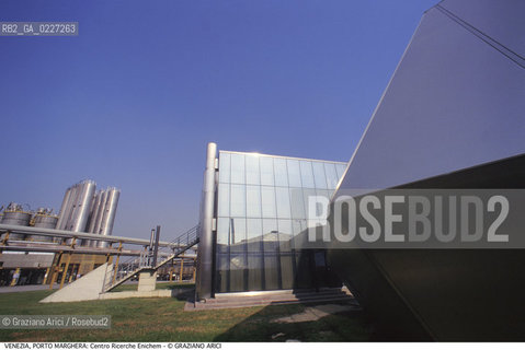 Localizzazione:..VENEZIA / PORTO MARGHERA..Oggetto:..Soggetto:..ZONA INDUSTRIALE / CENTRO RICERCHE ENICHEM..Cronologia: ....Definizione Culturale:..   Autore:....   Stile:..   Editori/Stampatori:..   Committenza:..Materia e Tecnica:....Collocazione:..Note:..PORTO MARGHERA..Riproduzione Fotografica:..Copyright:..Graziano Arici/Rosebud2 .Data:..1995..Costo:..A