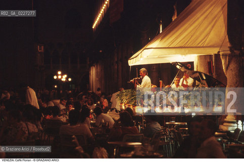 Localizzazione:..VENEZIA / S. MARCO..Oggetto:..Soggetto:..CAFFE FLORIAN / MUSICISTI ORCHESTRA..Cronologia: ....Definizione Culturale:..   Autore:....   Stile:..   Editori/Stampatori:..   Committenza:..Materia e Tecnica:....Collocazione:..Note:..BAR CAFFE OSTERIE..Riproduzione Fotografica:..Copyright:..Graziano Arici/Rosebud2 .Data:..1995..Costo:..A