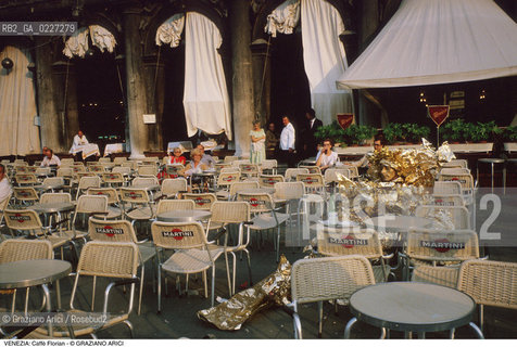 Localizzazione:..VENEZIA / S. MARCO..Oggetto:..Soggetto:..CAFFE FLORIAN / PLATEATICO TAVOLINI PIAZZA SAN MARCO MASCHERA CARNEVALE..Cronologia: ....Definizione Culturale:..   Autore:....   Stile:..   Editori/Stampatori:..   Committenza:..Materia e Tecnica:....Collocazione:..Note:..BAR CAFFE OSTERIE..Riproduzione Fotografica:..Copyright:..Graziano Arici/Rosebud2 .Data:..1995..Costo:..A