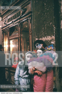 Localizzazione:..VENEZIA / S. MARCO..Oggetto:..Soggetto:..CAFFE FLORIAN / MASCHERE CARNEVALE..Cronologia: ....Definizione Culturale:..   Autore:....   Stile:..   Editori/Stampatori:..   Committenza:..Materia e Tecnica:....Collocazione:..Note:..BAR CAFFE OSTERIE..Riproduzione Fotografica:..Copyright:..Graziano Arici/Rosebud2 .Data:..1985..Costo:..A