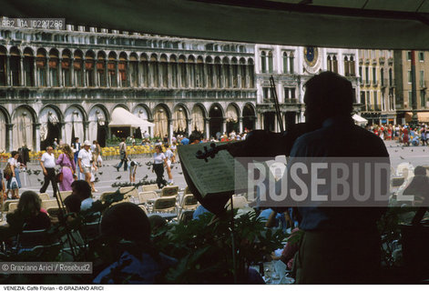 Localizzazione:..VENEZIA / S. MARCO..Oggetto:..Soggetto:..CAFFE FLORIAN / ORCHESTRA MUSICISTI PIAZZA SAN MARCO..Cronologia: ....Definizione Culturale:..   Autore:....   Stile:..   Editori/Stampatori:..   Committenza:..Materia e Tecnica:....Collocazione:..Note:..BAR CAFFE OSTERIE..Riproduzione Fotografica:..Copyright:..Graziano Arici/Rosebud2 .Data:..1985..Costo:..A