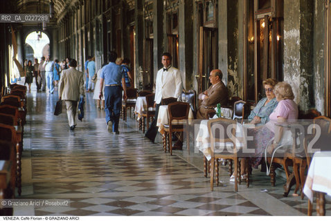 Localizzazione:..VENEZIA / S. MARCO..Oggetto:..Soggetto:..CAFFE FLORIAN / PROCURATIE..Cronologia: ....Definizione Culturale:..   Autore:....   Stile:..   Editori/Stampatori:..   Committenza:..Materia e Tecnica:....Collocazione:..Note:..BAR CAFFE OSTERIE..Riproduzione Fotografica:..Copyright:..Graziano Arici/Rosebud2 .Data:..1995..Costo:..A