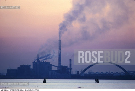 Localizzazione:..VENEZIA / PORTO MARGHERA..Oggetto:..Soggetto:..ZONA INDUSTRIALE FUSINA CENTRALE ENEL FABBRICHE INQUINAMENTO..Cronologia: ....Definizione Culturale:..   Autore:....   Stile:..   Editori/Stampatori:..   Committenza:..Materia e Tecnica:....Collocazione:..Note:..PORTO MARGHERA..Riproduzione Fotografica:..Copyright:..Graziano Arici/Rosebud2 .Data:..1990..Costo:..A
