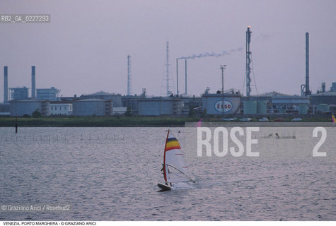 Localizzazione:..VENEZIA / PORTO MARGHERA..Oggetto:..Soggetto:..ZONA INDUSTRIALE FUSINA FABBRICHE WIND SURF..Cronologia: ....Definizione Culturale:..   Autore:....   Stile:..   Editori/Stampatori:..   Committenza:..Materia e Tecnica:....Collocazione:..Note:..PORTO MARGHERA..Riproduzione Fotografica:..Copyright:..Graziano Arici/Rosebud2 .Data:..1990..Costo:..A