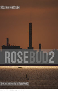 Localizzazione:..VENEZIA / PORTO MARGHERA..Oggetto:..Soggetto:..ZONA INDUSTRIALE FUSINA FABBRICHE CENTRALE ENEL..Cronologia: ....Definizione Culturale:..   Autore:....   Stile:..   Editori/Stampatori:..   Committenza:..Materia e Tecnica:....Collocazione:..Note:..PORTO MARGHERA..Riproduzione Fotografica:..Copyright:..Graziano Arici/Rosebud2 .Data:..1990..Costo:..A