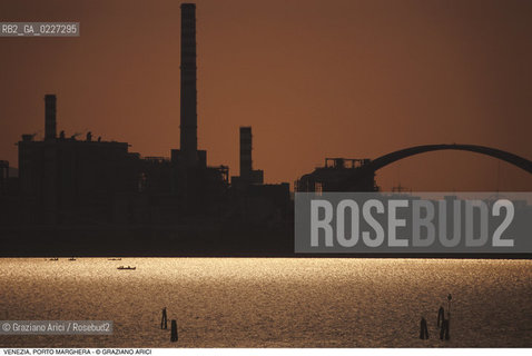 Localizzazione:..VENEZIA / PORTO MARGHERA..Oggetto:..Soggetto:..ZONA INDUSTRIALE FUSINA FABBRICHE CENTRALE ENEL LAGUNA..Cronologia: ....Definizione Culturale:..   Autore:....   Stile:..   Editori/Stampatori:..   Committenza:..Materia e Tecnica:....Collocazione:..Note:..PORTO MARGHERA..Riproduzione Fotografica:..Copyright:..Graziano Arici/Rosebud2 .Data:..1990..Costo:..A