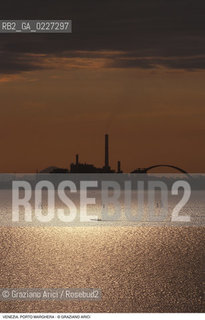 Localizzazione:..VENEZIA / PORTO MARGHERA..Oggetto:..Soggetto:..ZONA INDUSTRIALE FUSINA FABBRICHE CENTRALE ENEL LAGUNA..Cronologia: ....Definizione Culturale:..   Autore:....   Stile:..   Editori/Stampatori:..   Committenza:..Materia e Tecnica:....Collocazione:..Note:..PORTO MARGHERA..Riproduzione Fotografica:..Copyright:..Graziano Arici/Rosebud2 .Data:..1990..Costo:..A